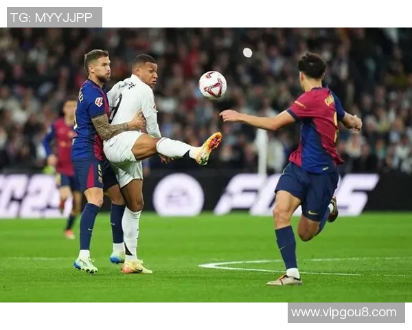 2004年皇马与巴萨经典对决回顾球场上的荣耀与激情交锋 2004年皇马与巴萨经典对决回顾球场上的荣耀与激情交锋